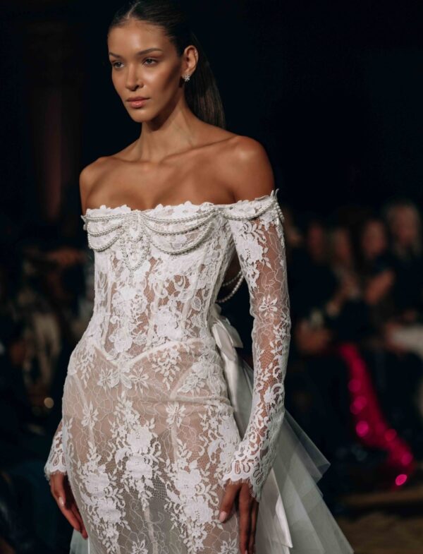 berta-privee-25-p109-corpetto-steccato-pizzo-trasparente-sirena-off-shoulder Abito da sposa Berta Privee 25-P109