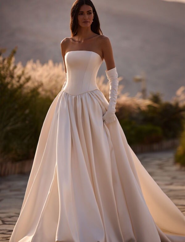 milla-nova-2026-aveline-a-line-mikado-gonna-vita-alta Abito da sposa Milla Nova Pearl of the Season Aveline