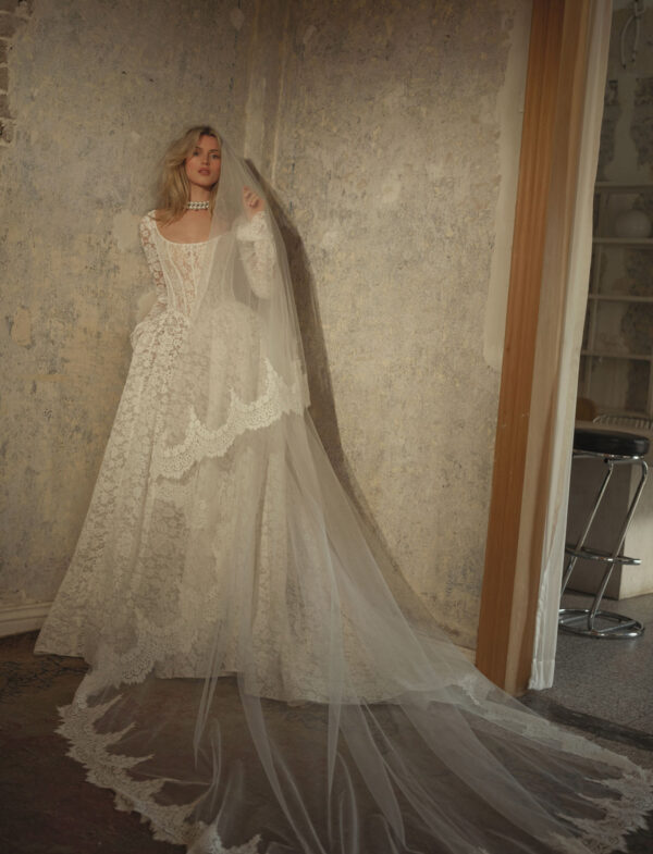 muse-by-berta-2026-26-36-lungo-velo-ricami-pizzo Abito da sposa Muse by Berta 26-36