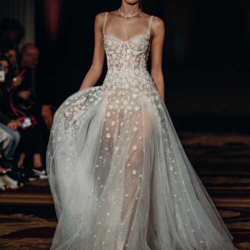 muse-by-berta-palmer-25-134-corpetto-steccato-spalline-sottili-ricami-pizzo-applicazioni-floreali-3d Abito da sposa Muse by Berta Palmer