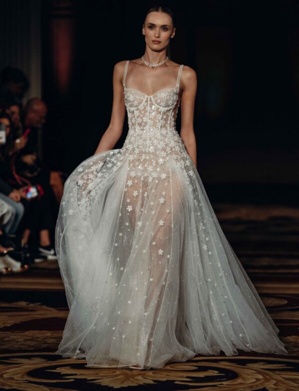 muse-by-berta-palmer-25-134-corpetto-steccato-spalline-sottili-ricami-pizzo-applicazioni-floreali-3d Abito da sposa Muse by Berta Palmer