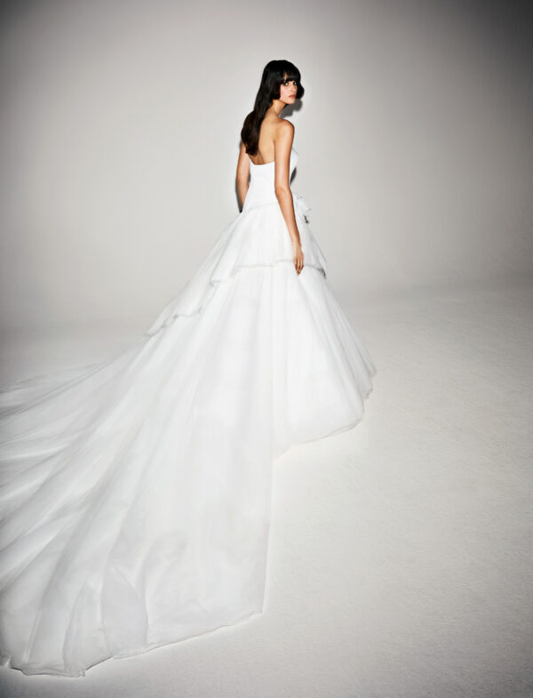 viktor-and-rolf-2023-marriage-vrm325-strascico Abito da sposa Victor and Rolf VRM325