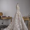 andrea-sedici-adaja-2027-pizzo-floreale-ricamato Abito da sposa Andrea Sedici Adaja