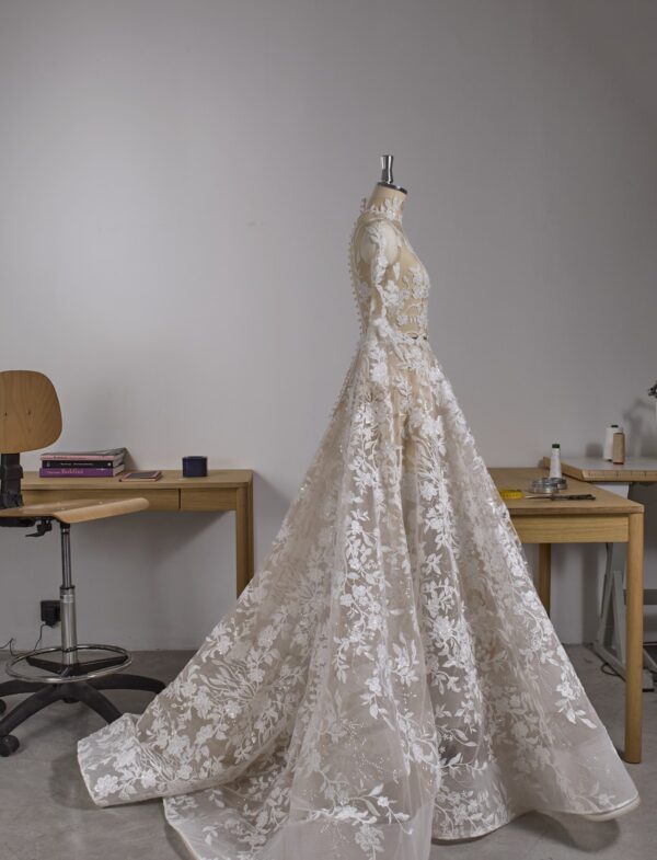 andrea-sedici-adaja-2027-pizzo-floreale-ricamato Abito da sposa Andrea Sedici Adaja