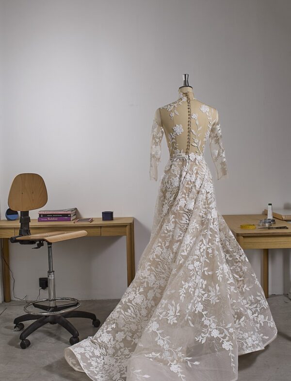andrea-sedici-adaja-2027-schiena-semitrasparente Abito da sposa Andrea Sedici Adaja