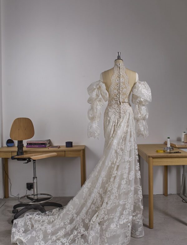 andrea-sedici-austeya-2027-copribraccia-voluminosi Abito da sposa Andrea Sedici Austeya