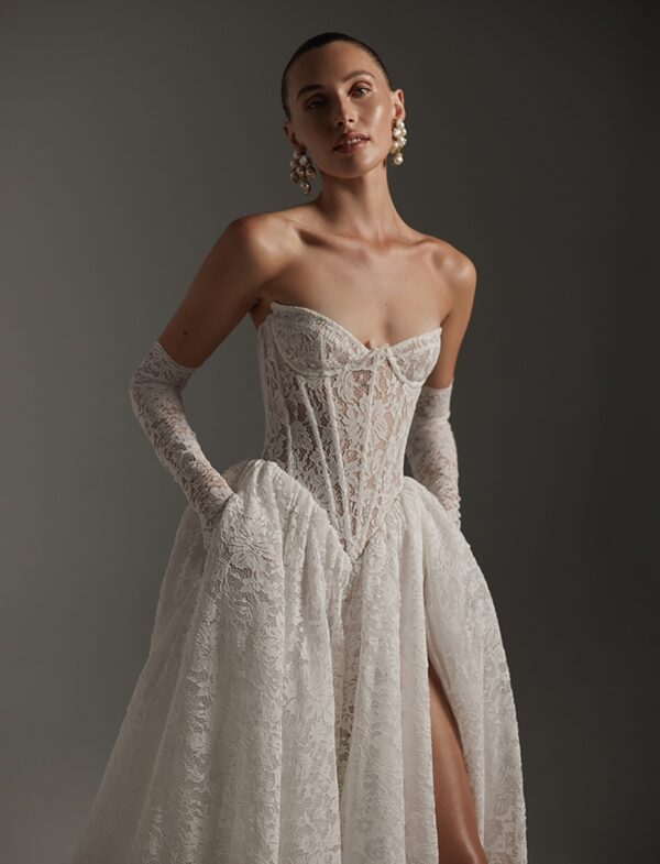 berta-couture-26-101-2027-pizzo-applicazioni-floreali Abito da sposa Berta 26-101