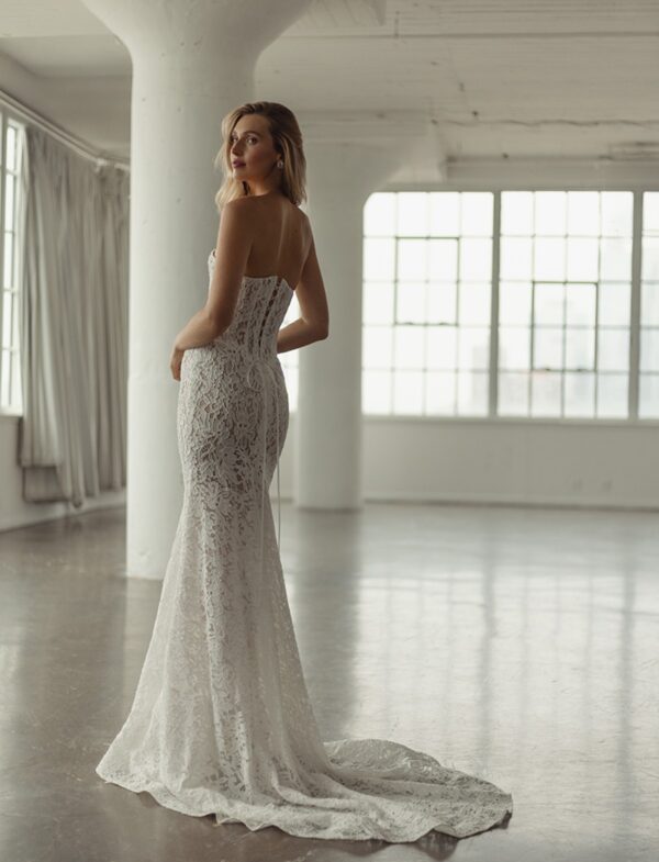 berta-privee-26-p113-pizzo-rifiniture-floreali Abito da sposa Berta Privee 26-P113