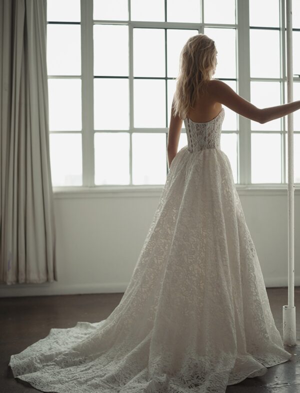 berta-privee-26-p113-train-pizzo-staccabile Abito da sposa Berta Privee 26-P113