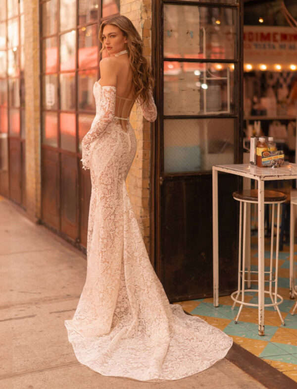 berta-privee-x2-pizzo-strascico-maniche Abito da sposa Berta Privee X2