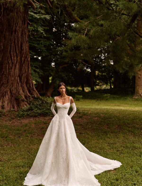 millanova-le-maison-rose-2027-elisora-strascico-voluminoso Abito da sposa Milla Nova Le Maison Rose Elisora