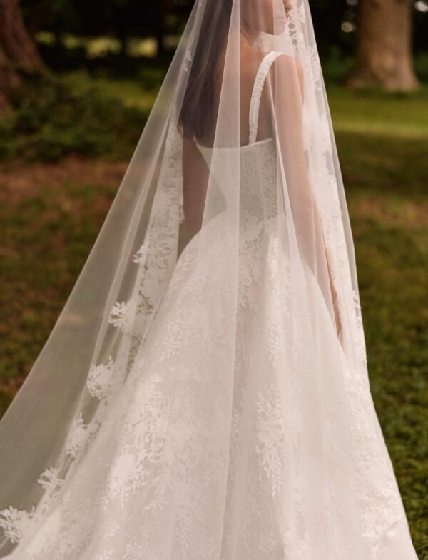 millanova-le-maison-rose-2027-elisora-velo-ricamato-floreale Abito da sposa Milla Nova Le Maison Rose Elisora