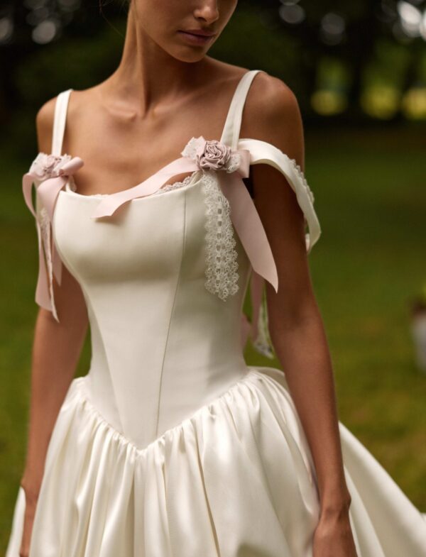millanova-le-maison-rose-2027-elvaya-spalline-fiocco Abito da sposa Milla Nova Le Maison Rose Elvaya