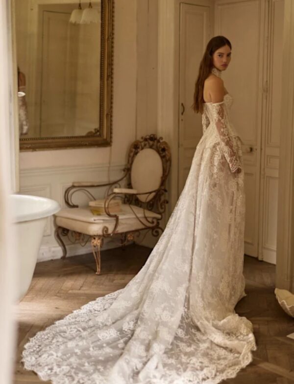 millanova-le-maison-rose-averic-2027-strascico-lungo-floreale Abito da sposa Milla Nova Le Maison Rose Averic