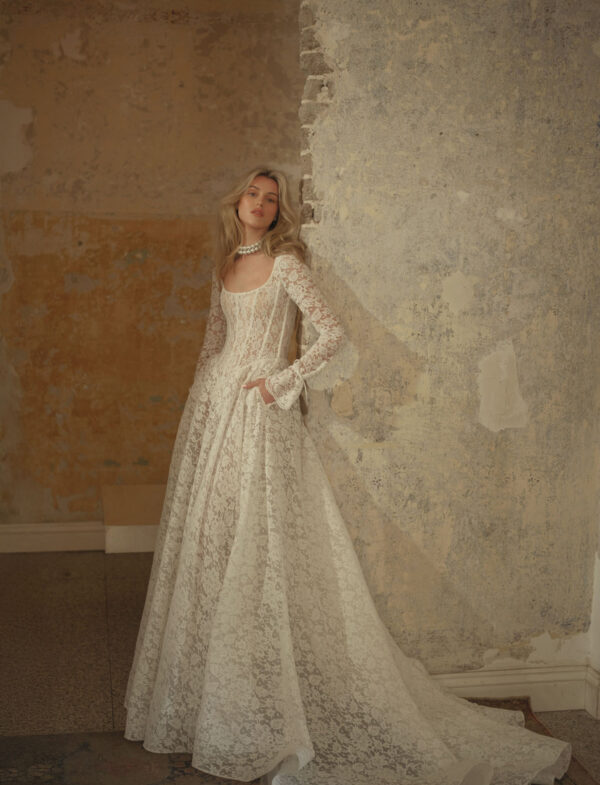 muse-by-berta-26-36-polsini-campana Abito da sposa Muse by Berta 26-36