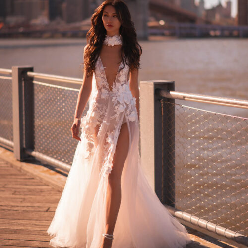 muse-by-berta-oksana-scollo-spacco-profondo Abito da sposa Muse by Berta Oksana