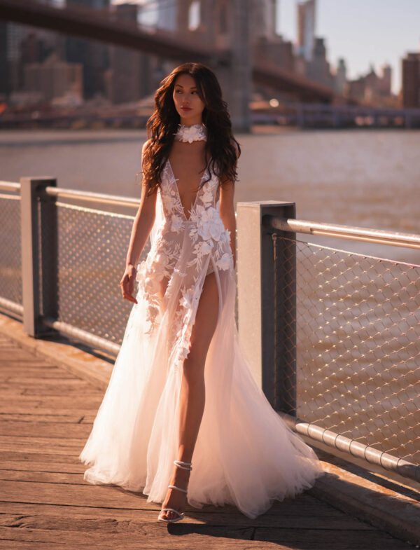 muse-by-berta-oksana-scollo-spacco-profondo Abito da sposa Muse by Berta Oksana