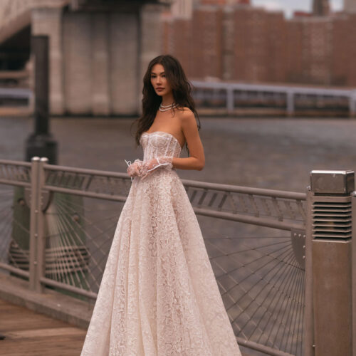 muse-by-berta-olivia-corpetto-steccato-pizzo-floreale Abito da sposa Muse by Berta Olivia