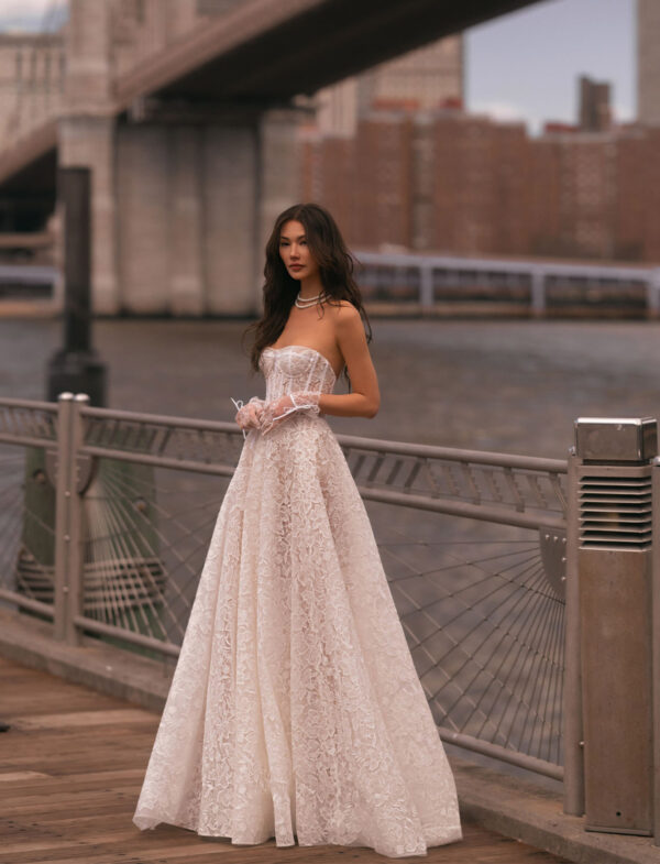 muse-by-berta-olivia-corpetto-steccato-pizzo-floreale Abito da sposa Muse by Berta Olivia