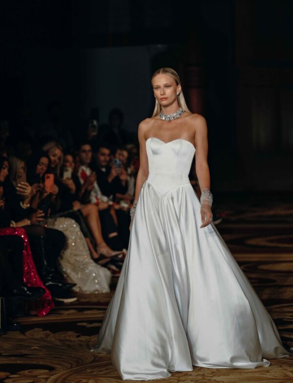 muse-by-berta-penelope-25-135-corpetto-steccato-cuore-seta-lucente Abito da sposa Muse by Berta Penelope