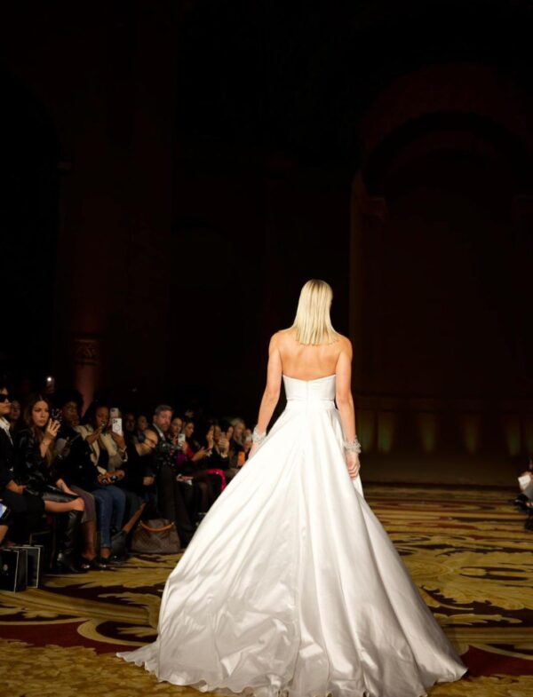 muse-by-berta-penelope-25-135-gonna-ampia-scivolata-seta-a-line Abito da sposa Muse by Berta Penelope