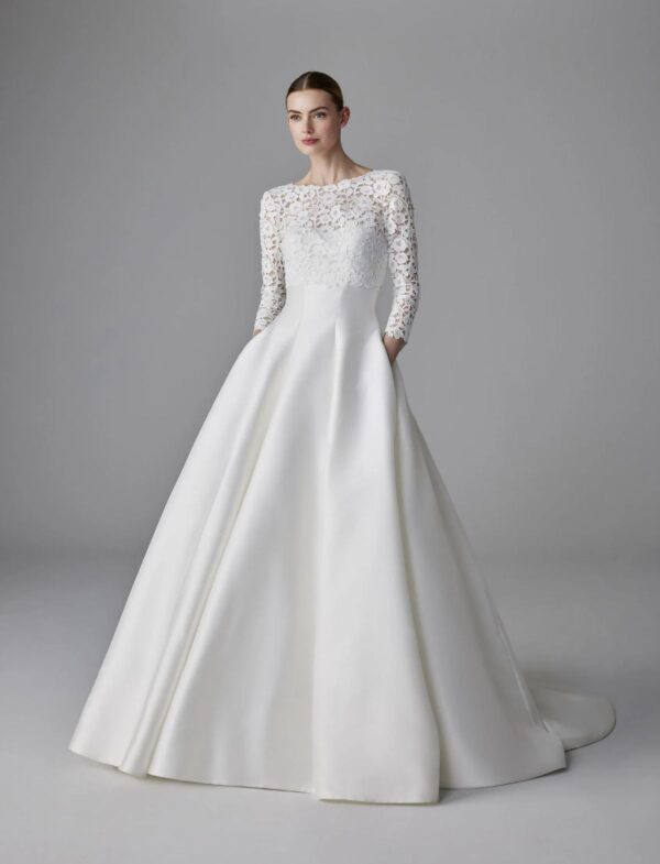 pronovias-2027-cammi-copribraccia-elegante Abito da sposa Pronovias Cammi