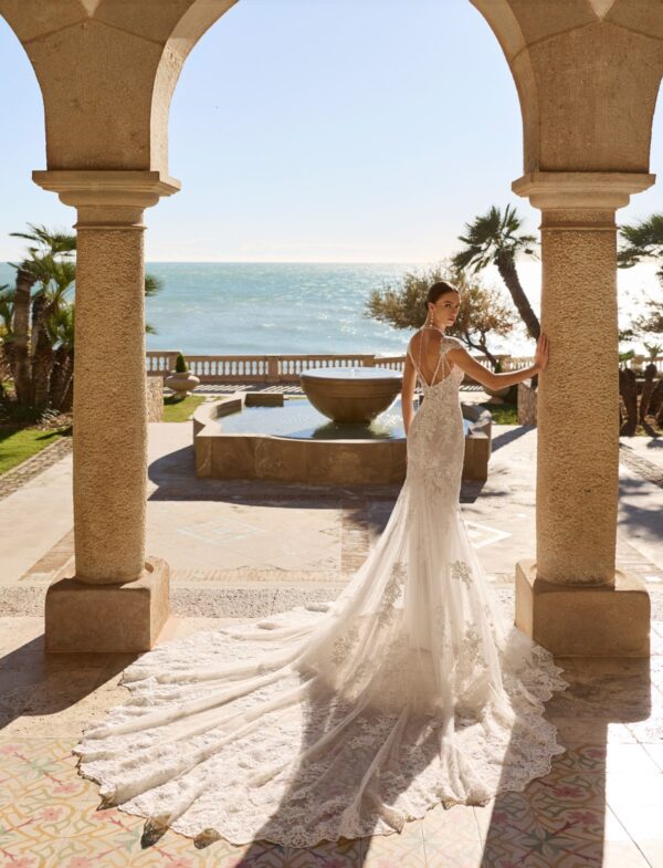 rosa-clarà-luna-novias-fado-2027-strascico-lungo Abito da sposa Rosa Clarà Fado