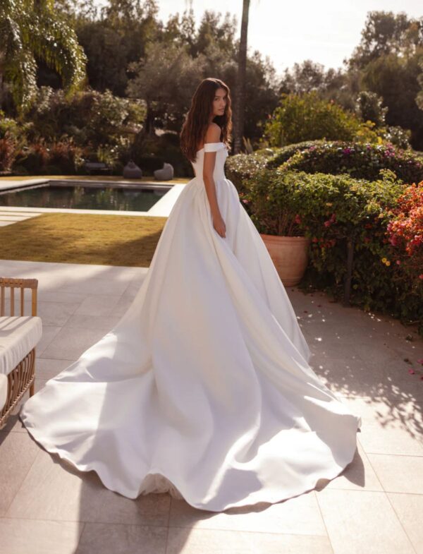 tina-valerdi-2027-alvara-gonna-voluminosa Abito da sposa Tina Valerdi Alvara