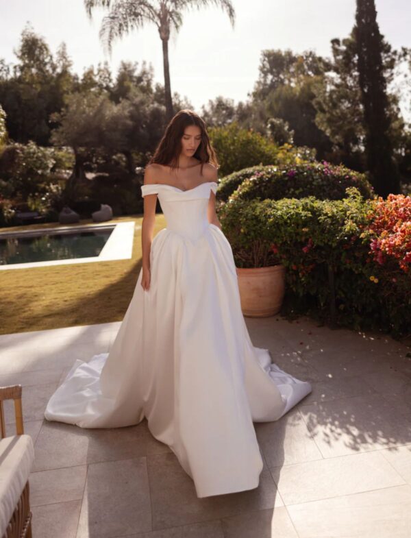 tina-valerdi-2027-alvara-spalline-cadenti Abito da sposa Tina Valerdi Alvara