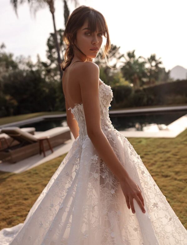 tina-valerdi-2027-lana-ricami-pizzo-floreale Abito da sposa Tina Valerdi Lana