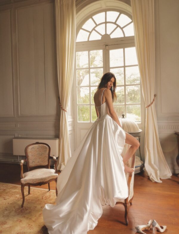 wonà-carvel-2027-strascico-lungo Abito da sposa Wonà Carvel
