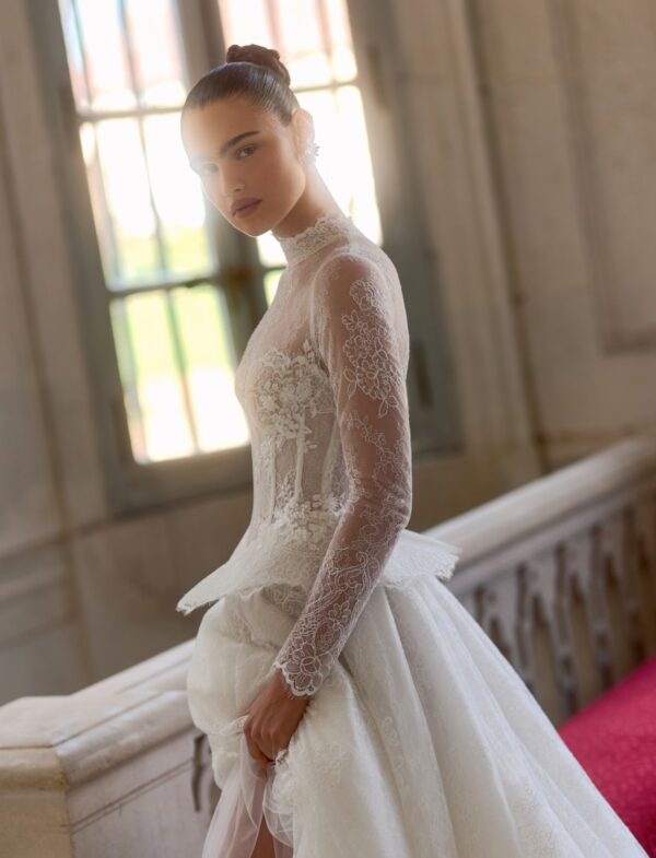wonà-margaret-2027-collo-alto-pizzo Abito da sposa Wonà Margaret