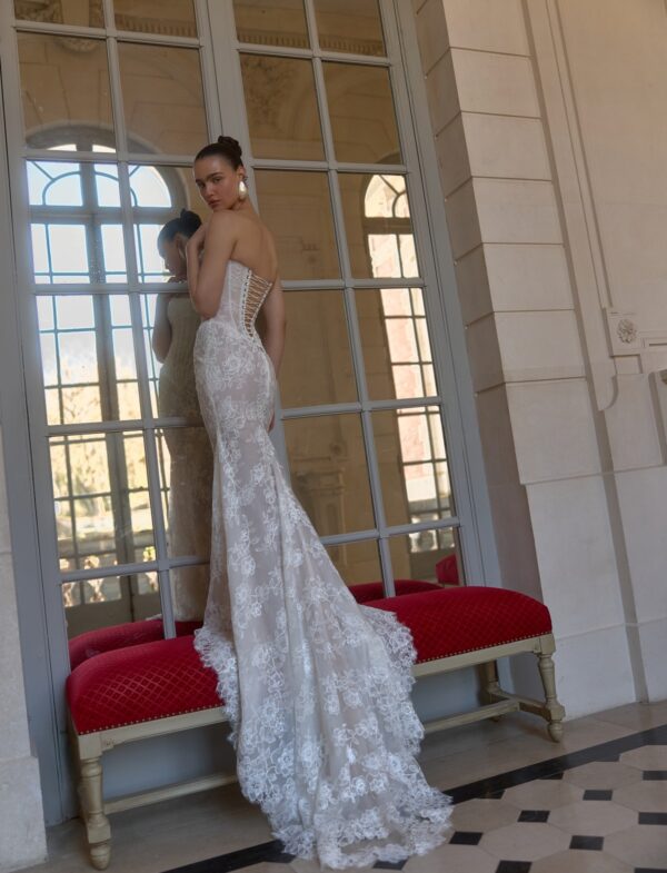 wonà-norma-2027-strascico-pizzo Abito da sposa Wonà Norma